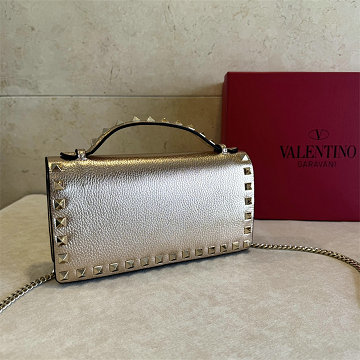 商品名称：ヴァレンティノ Valentino99-VT3088JS  2026年 ロックスタッズ グレインカーフスキン チェーンウォレット