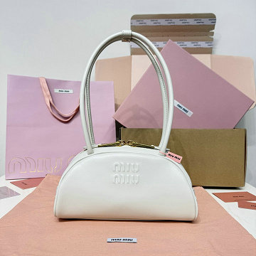 商品細詳を見る:ミュウミュウ MIUMIU GH-MM5BB192BS 2026年新作 トートバッグ レディース ハンドバッグ 高質感 レザー