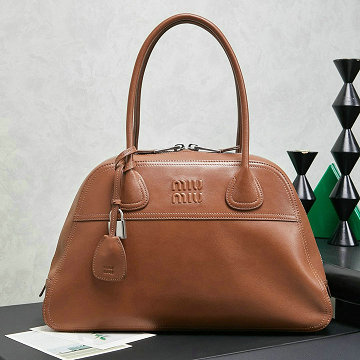 商品細詳を見る:ミュウミュウ MIUMIU GH-MM5BB196PZS 2026年新作 トートバッグ レディース ハンドバッグ 高質感 レザー