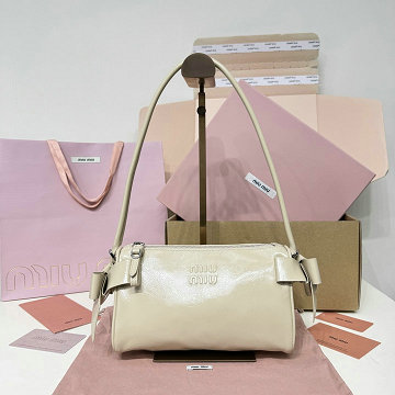 商品細詳を見る:ミュウミュウ MIUMIU GH-MM5NE029MB 2026年新作 ポーチ トートバッグ レディース ショルダーバッグ 高質感 レザー