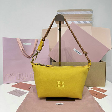 商品細詳を見る:ミュウミュウ MIUMIU GH-MM5NE841BYL 2026年新作 ポーチ ミニ ホーボーバッグ トートバッグ ハンドバッグ レディース 高質感