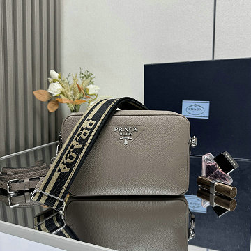 商品細詳を見る:プラダ PRADA GH-PD1BH082CYSH 2026年新作 スモール レザー ショルダーバッグ 高質感