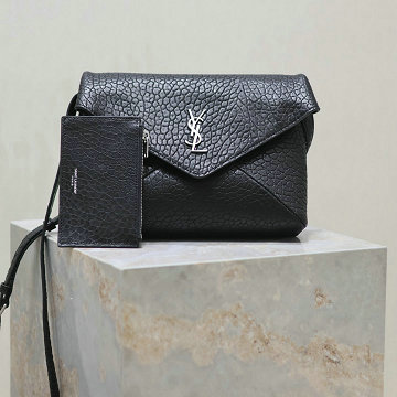 商品細詳を見る:イヴサンローラン Saint laurent YSL GH-YSL801490LBK  2026年新作 カサンドラ エンベロープ メッセンジャー ショルダーバッグ レディース おしゃれ