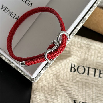 商品細詳を見る:ボッテガヴェネタ BOTTEGAVENETA 99-BOV829387RD 2026年 レザー ブレスレット アクセサリー