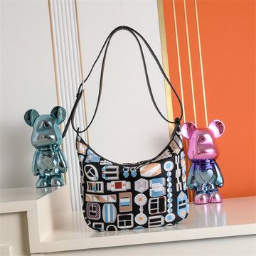 商品細詳を見る:エルメス HERMES 063-H0875BK  2026年 ポーチ シュルソワ トゥー ゴー ショルダーバッグ ルキーシルク プリント