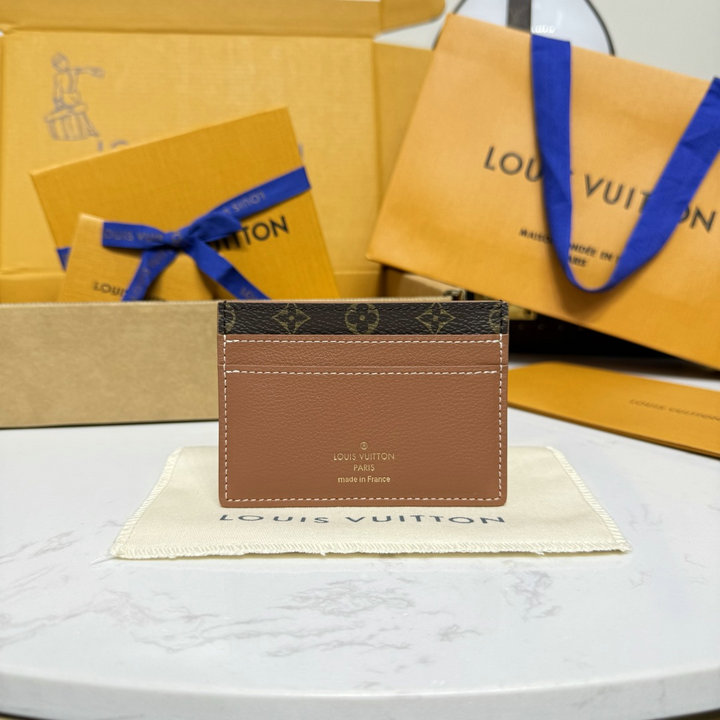 商品細詳を見る:ルイヴィトン LOUISVUITTON 2026年 M13696 カードケース ポルト カルト LV チャーム カードポケット